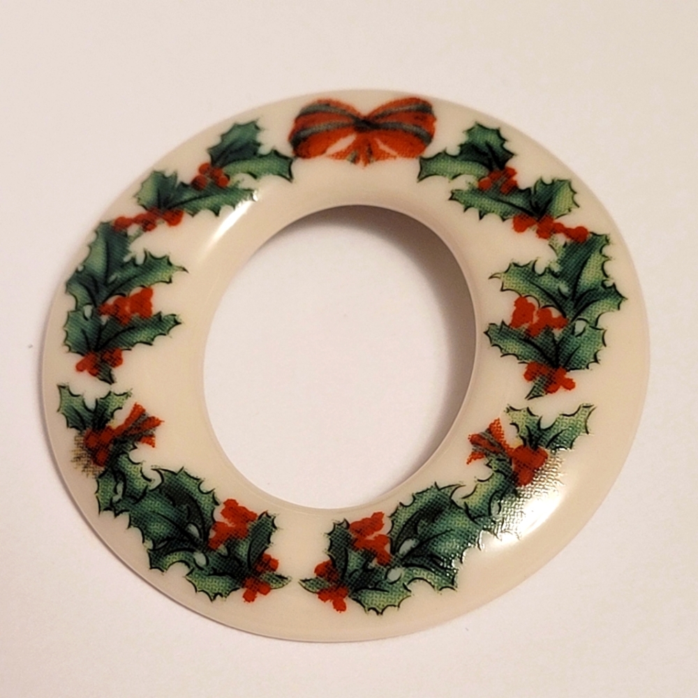 Vintage Spode Ceramic Christmas Wreath Brooch